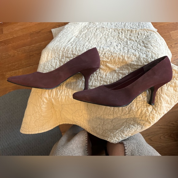 L Chase sz 6.5, suede, burgundy, barely wore, pump - Picture 4 of 5